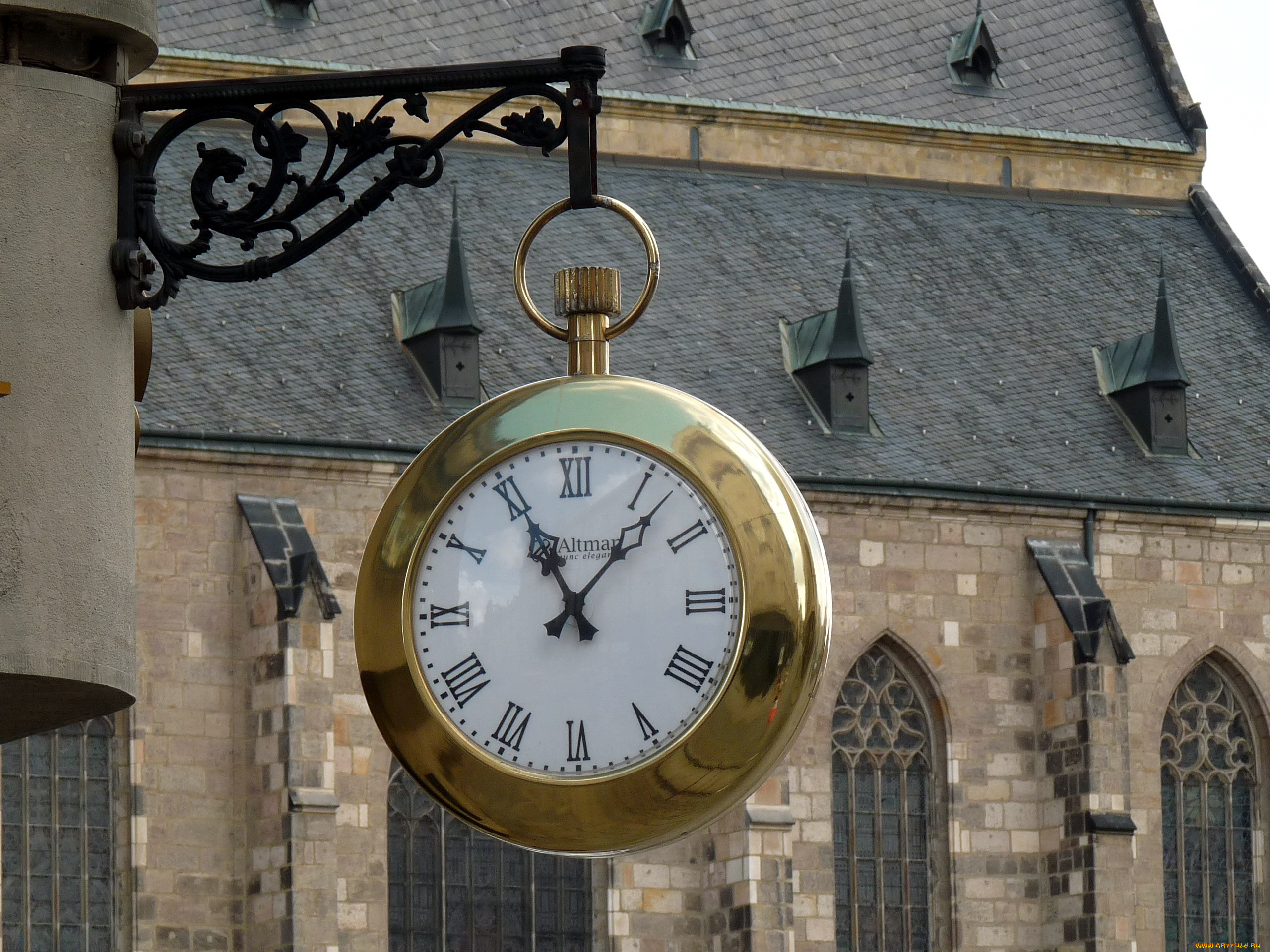 Включи фотографии часов. Уличные часы. Старые часы. Старинные уличные часы. Старинные часы на улице.